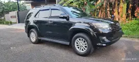 Toyota Fortuner G Diesel  A/T model 2012 Hitam