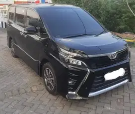 TOYOTA VOXY (2017)