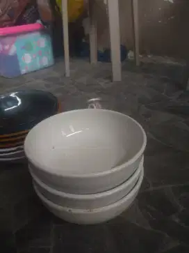 Mangkok besar kuah dan gelas