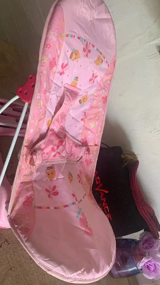 Kursi Bayi / Baby Bouncer Pink Motif Lucu – Preloved