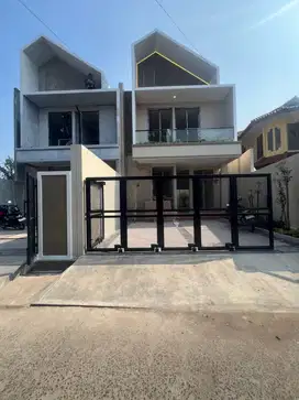 Rumah baru 2 lantai mewah,tanah luas bebas banjir toll jatibening