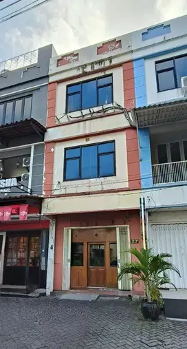 Ruko tiga lantai lokasi strategis di surabaya barat