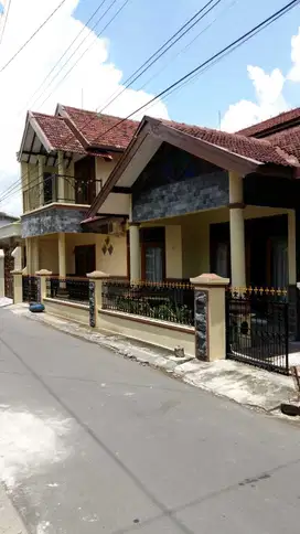 Rumah disewakan di Baturan Colomadu Solo