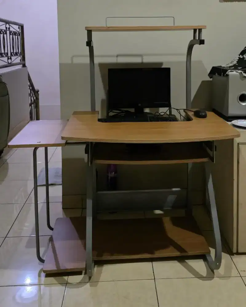 Meja komputer kondisi mulus