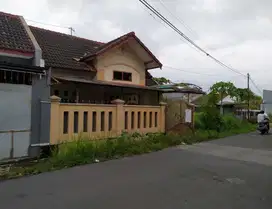 Rumah disewakan di Baturan Colomadu dekat Perumahan Fajar Indah Solo