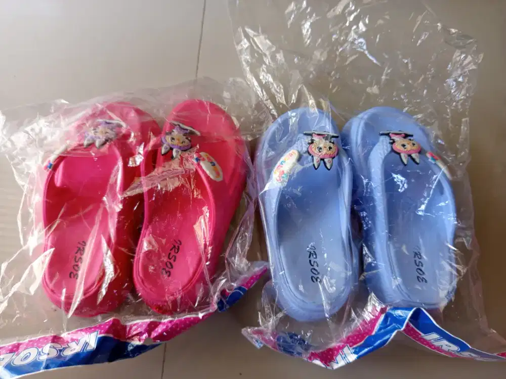 Sendal cwe ukuran 30-31 bahan karet