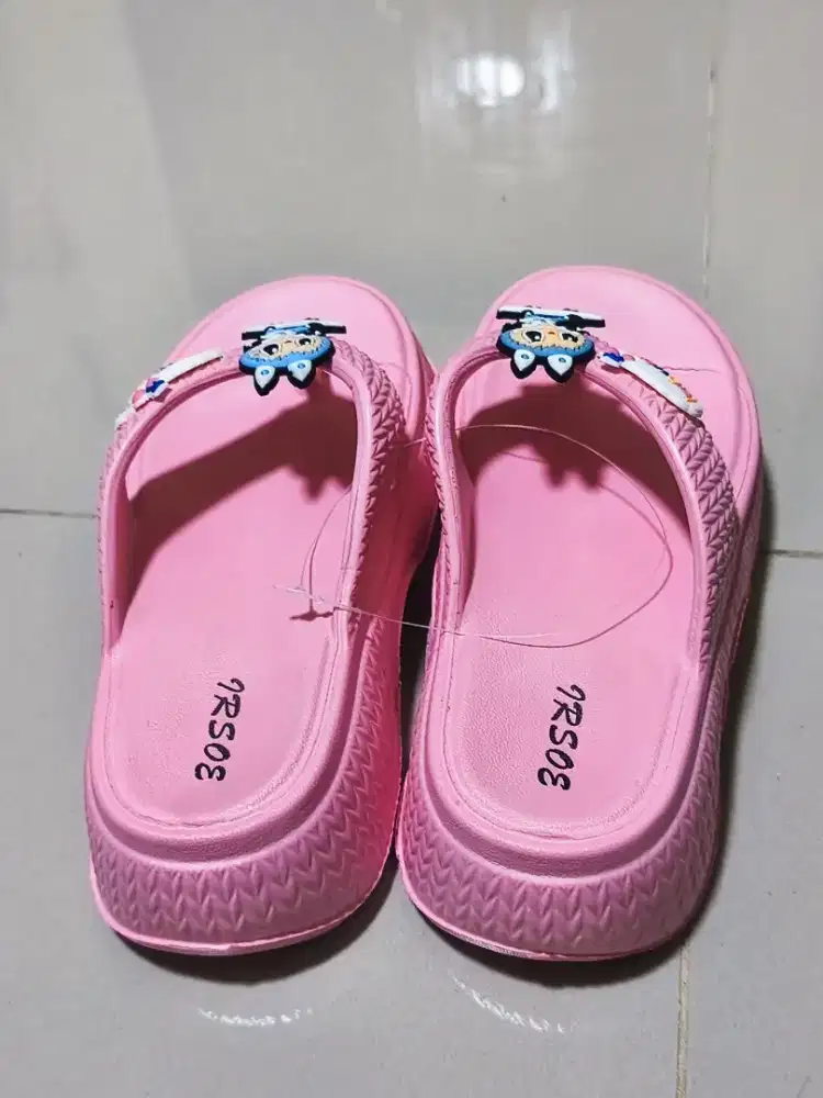 Sendal cewe bahan karet ukuran 34-35