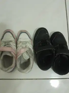 Sepatu anak sekolah