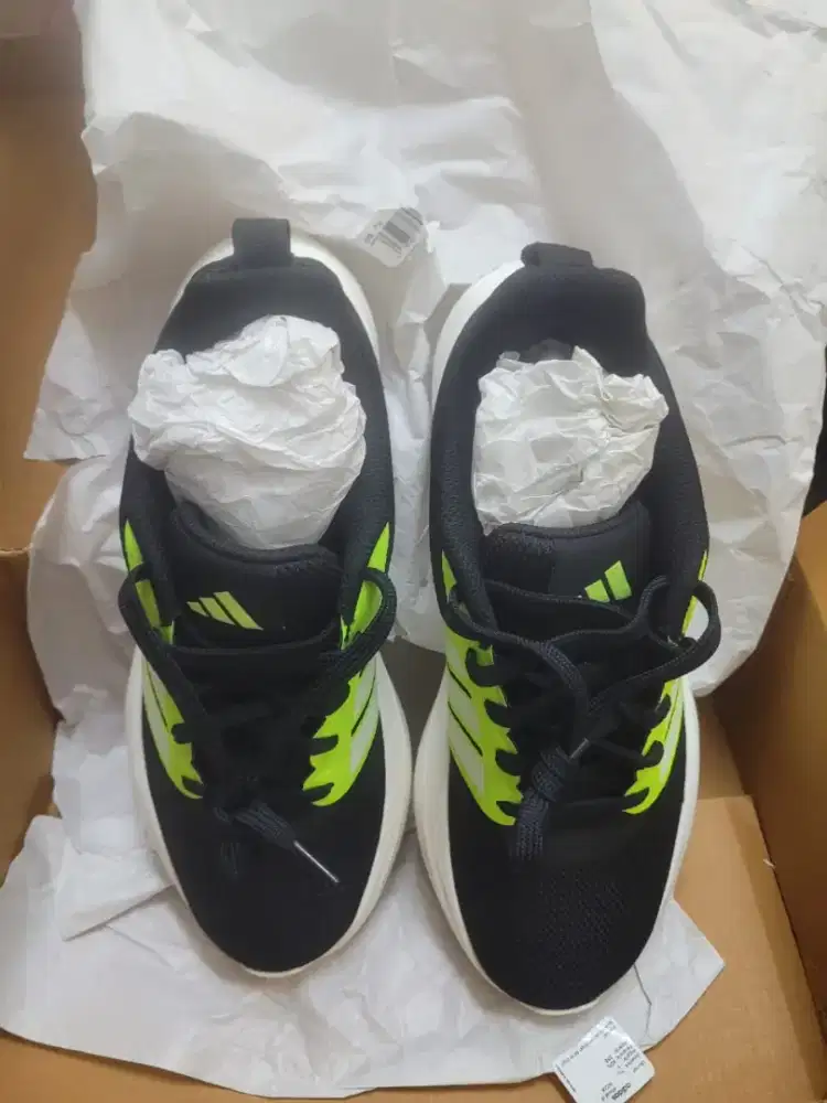 Sepatu lari adidas