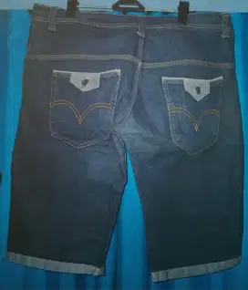 Celana pendek jeans