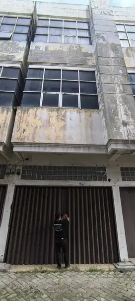 4 Ruko gandeng hadap timur 12 kamar mandi