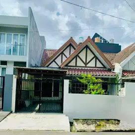 Rumah hitung tanah Puri Indah Blok H cocok untuk bangun ulang