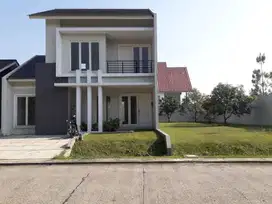 dijual rumah 2 lantai HOEK !
