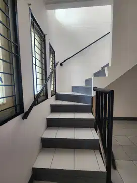 Jual Rumah Metro Permata hadap Taman Baru Renovasi Dekat Tol