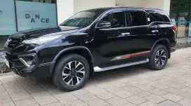 Toyota Fortuner TRD 2019 A/T Hitam Solar