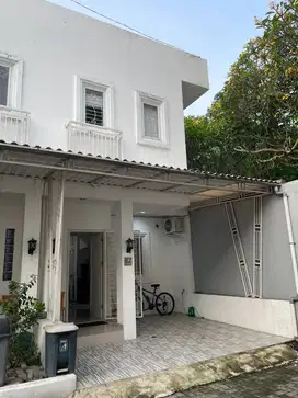 Disewakan rumah 2 lantai strategis dekat St Jurang Mangu di Ciputat