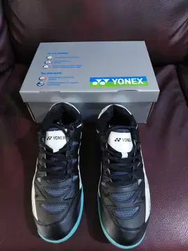 Sepatu Badminton wanita DOMINANT 5  YONEX ( white/black )  ukuran 40