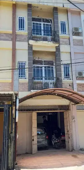 Ruko 3 lantai tengah kota poros jalan