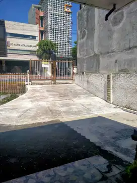 Letak di jalan utama Dekat dengan Polda Jawa tengah, kawasan simpang l