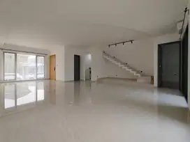 Dijual rumah mewah 2 lantai bangunan mandiri th 2023 di Suvarna Jati