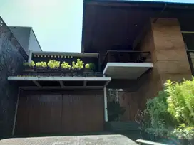 Dijual Rumah Mewah 2 Lantai dengan Taman Luas di Mainroad Ir.Djuanda