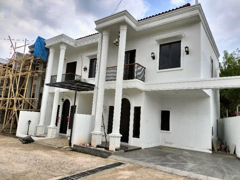 diJual Rumah ala Eropa lokasi strategis di Pondok Bambu Duren Sawit