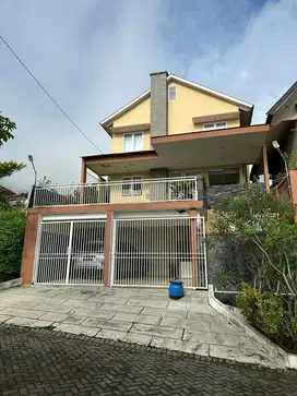 Villa Panderman Hill Jalan Jeruk bangunan 3lantai dekat Golden Tulip