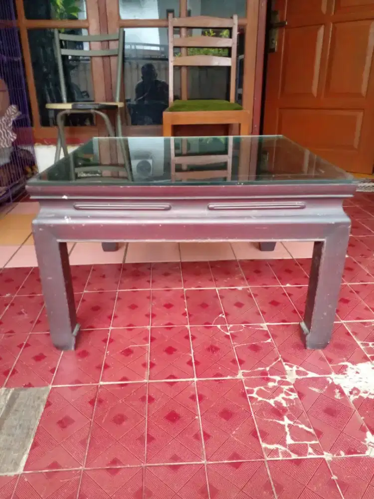 Meja kaca display