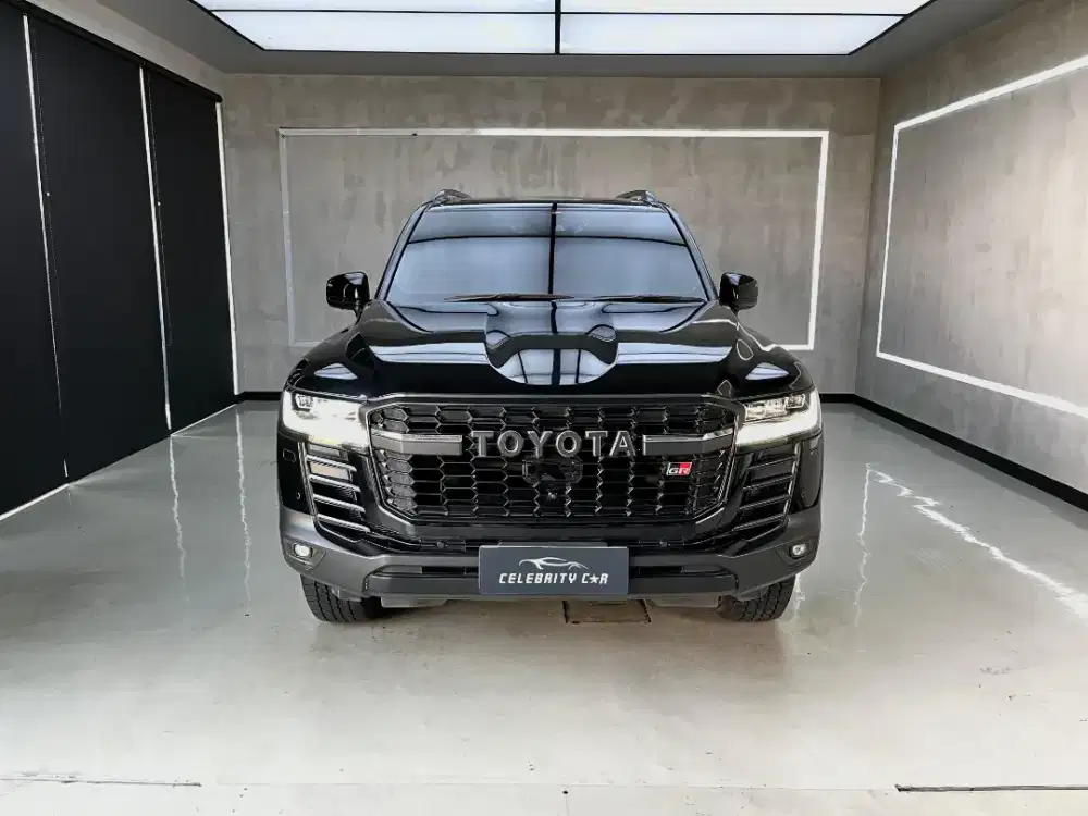 KM 18.000 an TOYOTA LAND CRUISER 300 GR-S 4X4 AT
