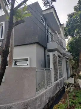 FULL RENOVASI ! SIAP HUNI 2 LANTAI POSISI HOOK LOKASI STRATEGIS BANGET