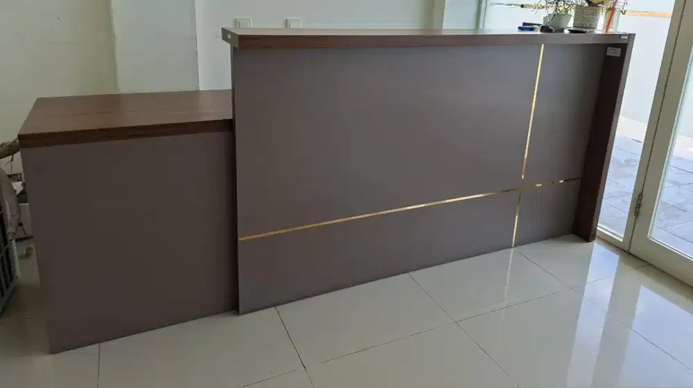 Meja Receptionis Kondisi terawat 2m x 1m
