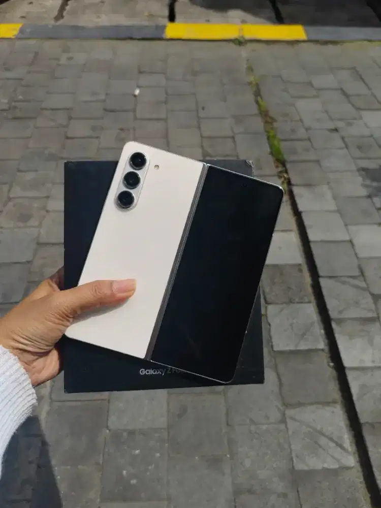 Samsunh fold 5 12/1 tera garansi sein
