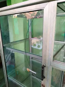 LEMARI KACA BEKAS