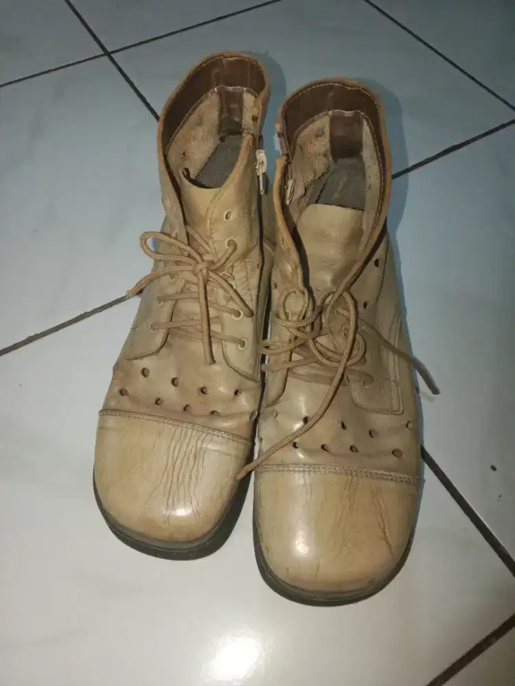 Sepatu booth kuat, classic