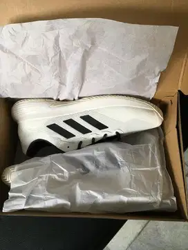 Dijual Sepatu Tennis merk Adidas (Size UK 11)