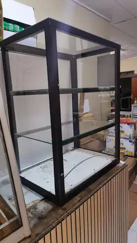 Etalase kaca untuk jualan