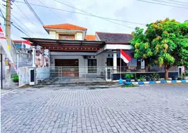 Rumah Bagus Garasi 2mobil Dekat Luwes Gentan