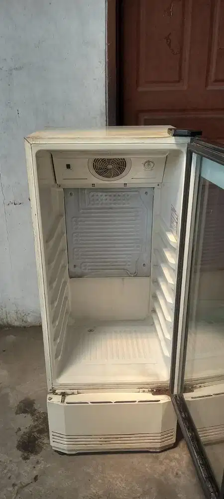 Dijual kulkas showcase polytron