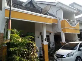 Di jual rmh 2 lantai di komplek pepelegi waru sidoarjo.