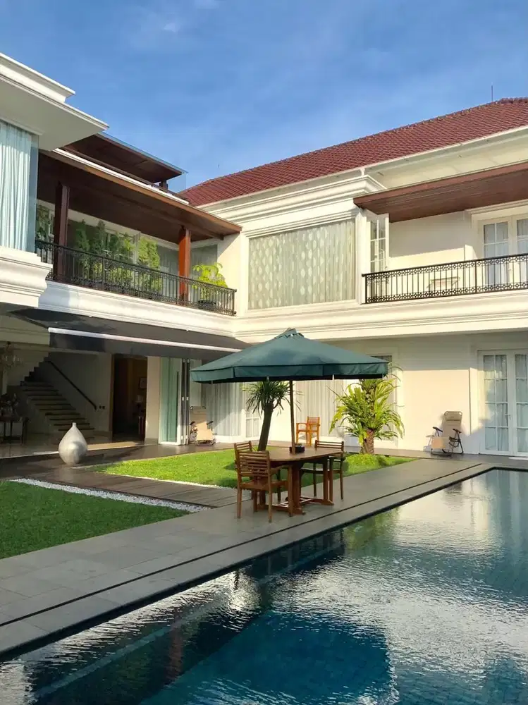 Rumah Hoek Dengan Kolam Renang Lokasi Strategis Di Bintaro Jaya