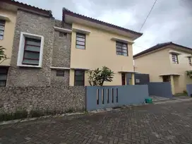 dijual rumah diperumahan colomadu