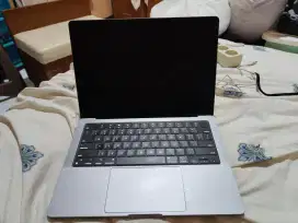 macbook pro m3 2024 like new 8/512