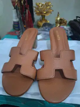 Sandal branded 
Herher warna oren 
Limited edition 
Barang terawat