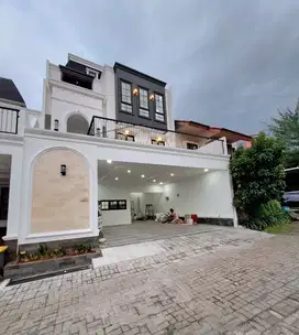 Dijual Rumah American Classic Plus Kolam Renang  Di Jagakarsa