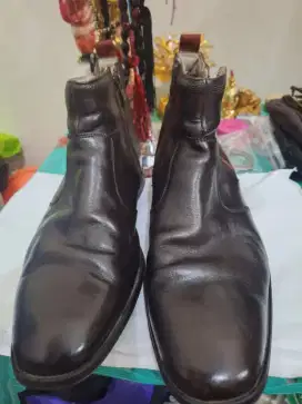 Sepatu branded 
Clanks warna coklat 
Limited edition 
Barang terawat