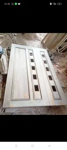 Pintu utama bahan jati