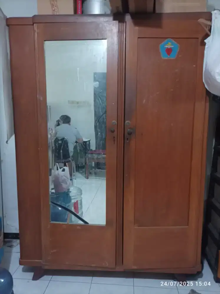 Lemari kayu jadul