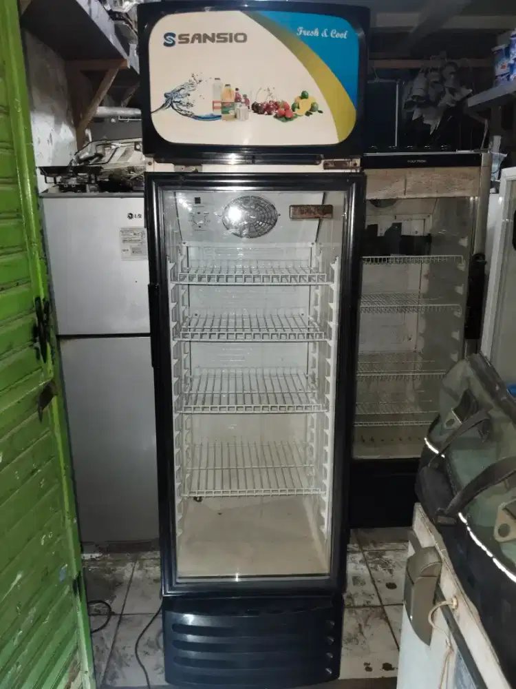 Showcase Sansio Kondisi Bagus normal dingin siap pakai
