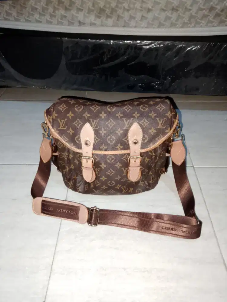 Tas slempang wanita lv