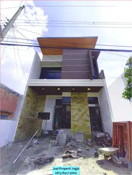 Jual rumah Baru 2Lt Murah Dekat UGM JOGJA, Parkir 2mobil. Semi Furnish